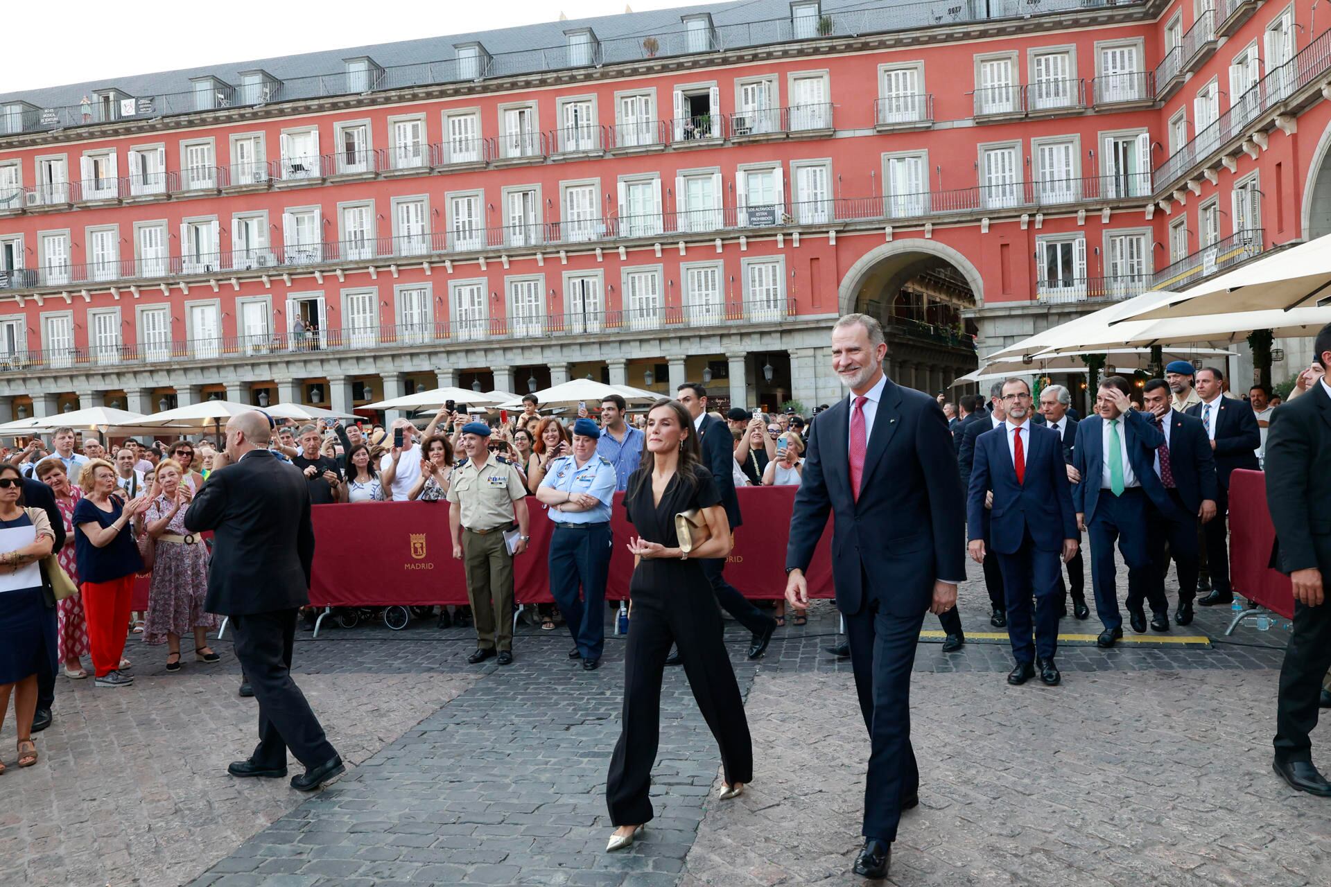 El rey Felipe VI y la reina Letizia a su llegada a la Plaza Mayor de Madrid para asistir al concierto que ofrece la Guardia Real por el X aniversario de la Proclamación del rey Felipe VI. (EFE / CASA REAL)