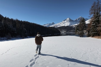 Las fotos de las vacaciones de Alexis Mac Allister y Ailen Cova en St. Moritz