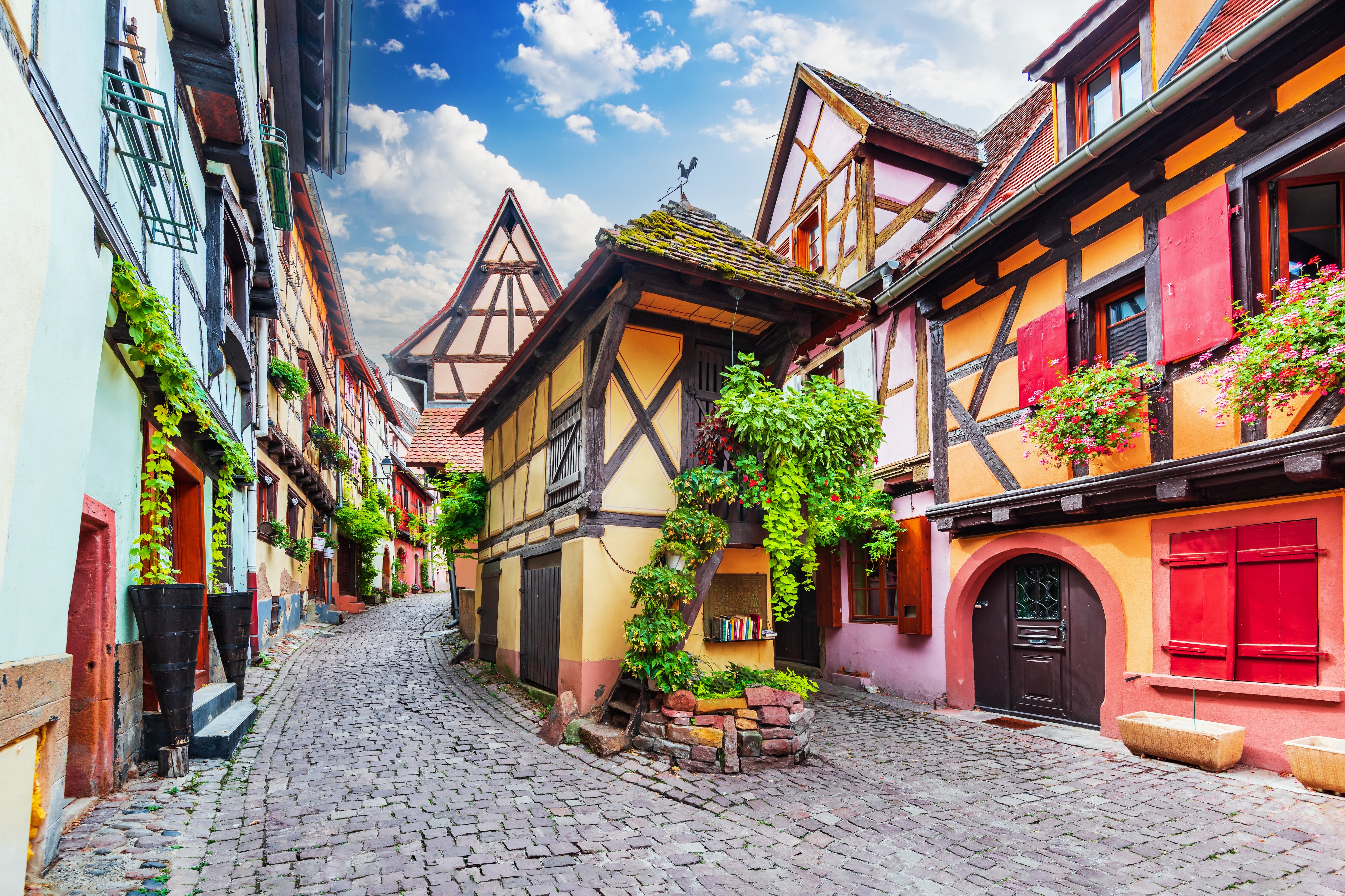 Eguisheim y Kaysersberg aparecen como pueblos de Alsacia que admiten un paso más calmo dentro de una selección acotada de visitas.