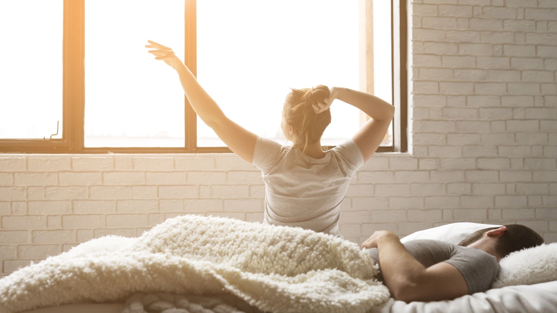 Mantener rutinas estables y hábitos saludables facilita la transición hacia un descanso de mejor calidad (Freepik)