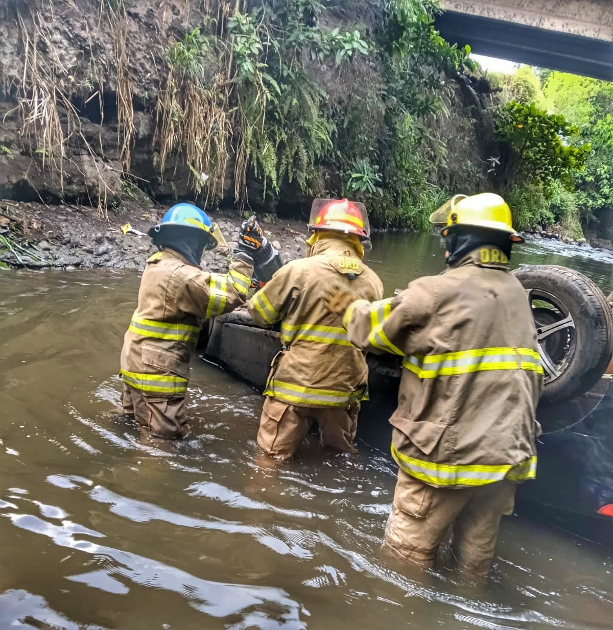 El accidente de tránsito en Nahulingo, Sonsonate, ocurrió cuando un vehículo cayó desde 20 metros de altura al río Ceniza. (Foto cortesía Cuerpo de Bomberos)