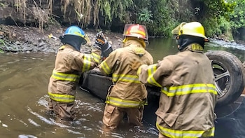 Socorristas recuperan los cuerpos de tres personas tras accidentes en ríos de El Salvador