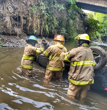 El accidente de tránsito en Nahulingo, Sonsonate, ocurrió cuando un vehículo cayó desde 20 metros de altura al río Ceniza. (Foto cortesía Cuerpo de Bomberos)