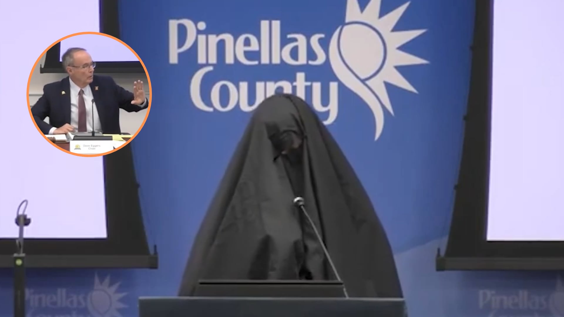 Una mujer vestida con burka reprodujo el llamado islámico a la oración en una reunión oficial y fue retirada por la Policía por negarse a parar el audio
