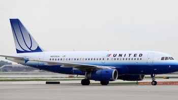 Evacúan a 180 pasajeros de una avión de American Airlines: dos ruedas explotaron al aterrizar en un aeropuerto de Chicago