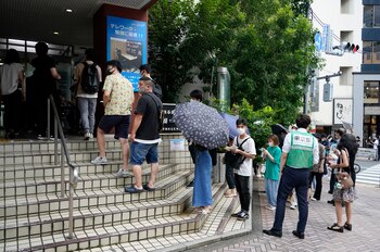 Varias personas esperan su turno
