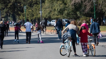 Familias paseando. (Franco Fafasuli)