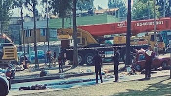 Choque de tráiler contra autos y deja como saldo dos personas muertas en Calzada Ignacio Zaragoza