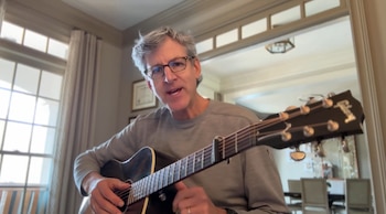 Cash con una guitarra en su casa.