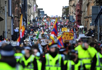 Una multitud marcha por las