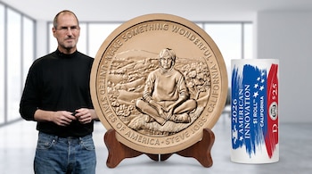 Fotocomposición con Steve Jobs de pie a la izquierda y una moneda de bronce gigante de 2026 con un joven Jobs sentado, junto a un rollo de monedas temáticas.