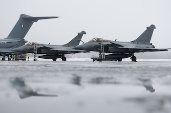 Cazas de la OTAN derribaron un dron sobre territorio de Lituania y activaron alarmas en varios distritos, incluida Vilna. (REUTERS/Benoit Tessier)