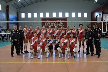 El plantel peruano que disputó los amistosos en Salta.