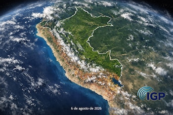 Mapa satelital completo del Perú con contorno blanco y nubes, océano, costa, montañas, selva, logo IGP, fecha 6 de agosto de 2026.
