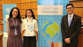 Estudiante de la UES representa