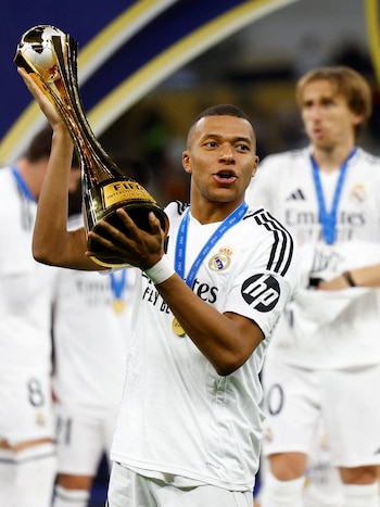 Mbappé posa con el trofeo