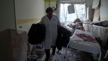 ARCHIVO - Un trabajador médico