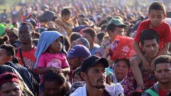 Migrantes caminan en caravana este
