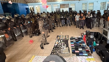 Las cifras de decomisos y hallazgos insólitos en la cárcel Santa Teresita exponen una realidad inquietante. La estrategia estatal enfrenta obstáculos inesperados mientras la influencia de ciertos grupos sigue intacta (Foto cortesía Ejército de Guatemala)