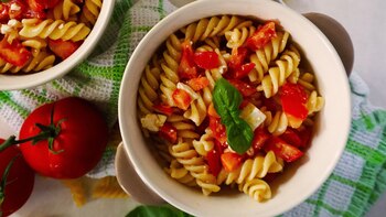 Los chefs italianos coinciden: “En Italia, cuando hace demasiado calor para cocinar, hacemos esta receta de pasta alla crudaiola”