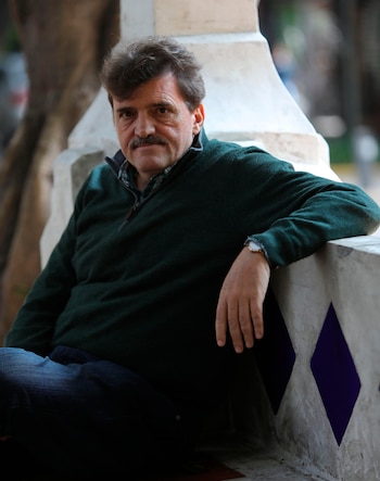 Fotografía de archivo fechada el 27 de septiembre de 2020, que muestra al escritor mexicano Enrique Serna mientras posa en entrevista con Efe, en Ciudad de México (México). EFE/ Sáshenka Gutiérrez Archivo