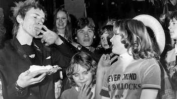 Sid Vicius, con un grupo de fans