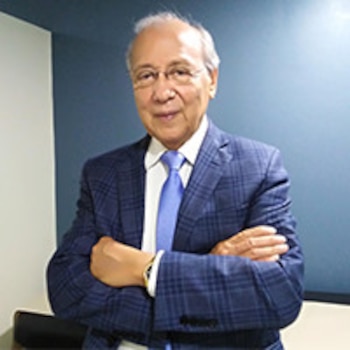 El doctor Ernesto Navarro Marín, fundador de departamentos universitarios y exdecano de la Facultad de Medicina, es reconocido por su aporte académico y profesional en la salud salvadoreña (Cortesía: Digital Doc).