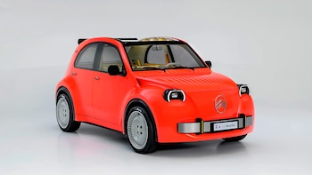 Un automóvil prototipo de color naranja con el emblema de Citroën sobre un fondo blanco