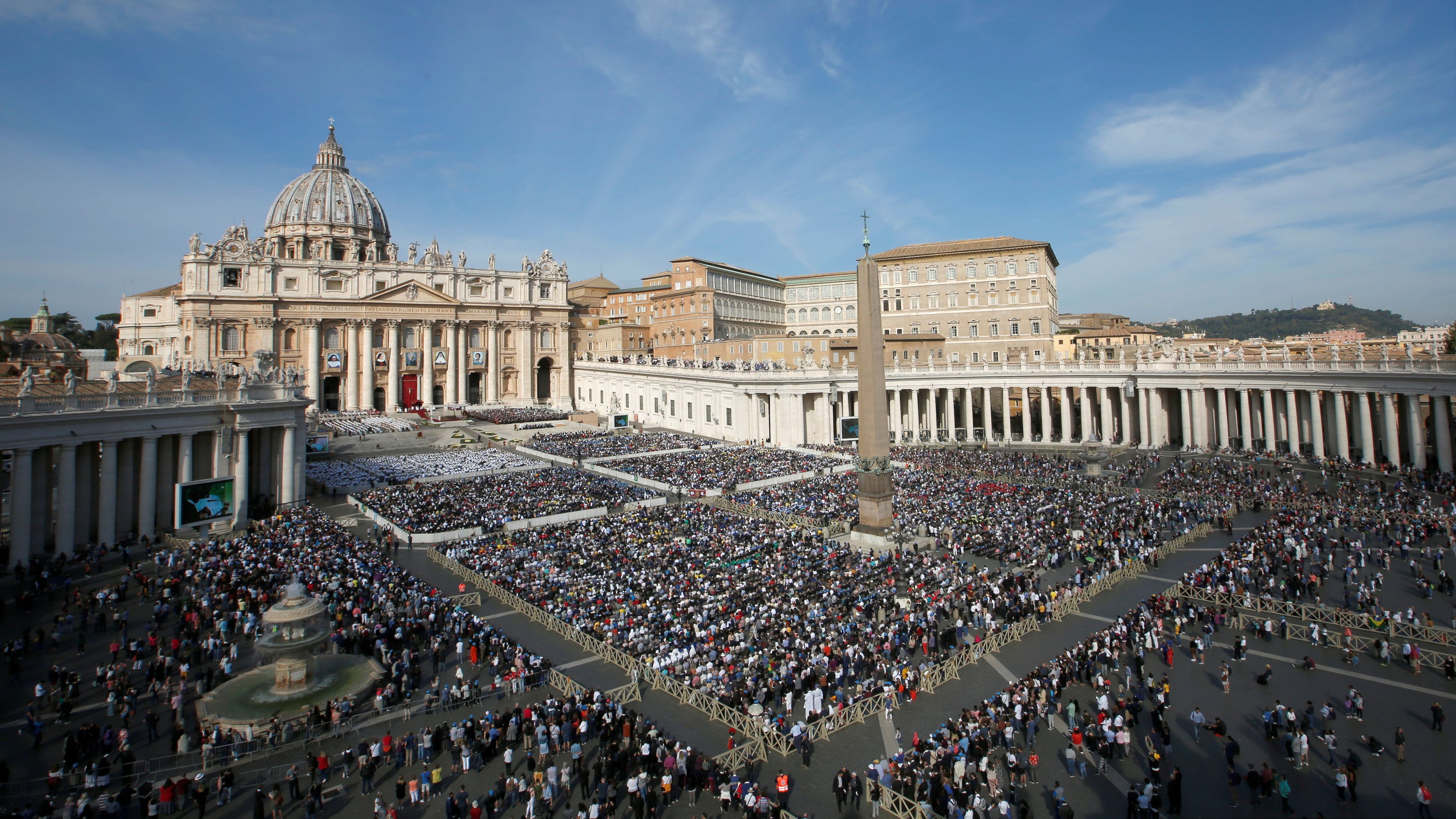 Vista general de una Misa por la canonización del cardenal británico del siglo XIX John Henry Newman, una laica suiza, una monja india, una monja italiana y una monja conocida como la