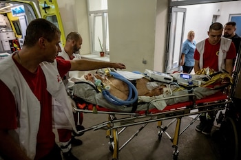Una de las personas heridas es atendida en un centro de salud de Pokrovsk, región de Donetsk (REUTERS/Viacheslav Ratynskyi)