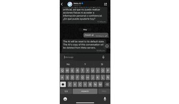 Teléfono móvil con versión antigua de WhatsApp y advertencia de seguridad
