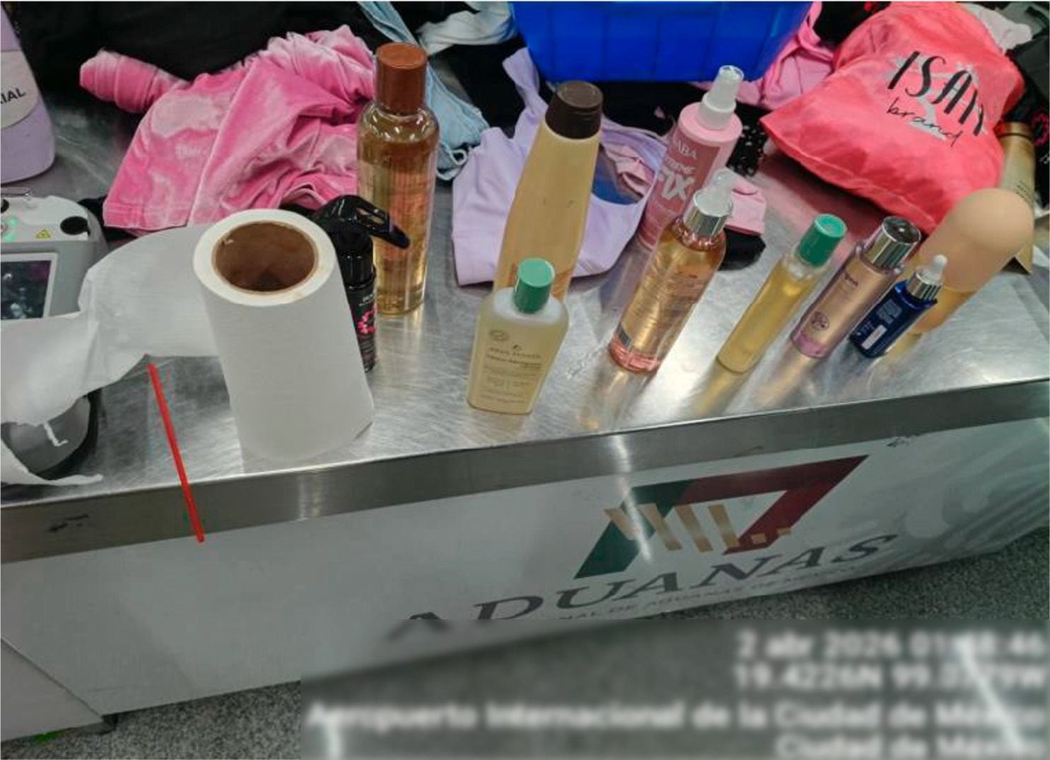 La pasajera fue detenida en la Terminal 2 del aeropuerto tras detectarse cocaína en envases que simulaban productos cosméticos- crédito Secretaría de Marina de México