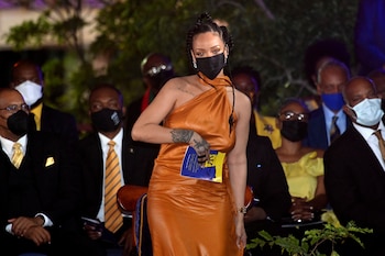 Rihanna durante la ceremonia en la que Barbados fue reconocida como república y donde recibió el honor de heroína nacional. REUTERS/Toby Melville/Pool