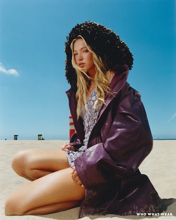 Experimenta con texturas y prendas inesperadas, como chaquetas de cuero morado y capuchas de pelo rizado