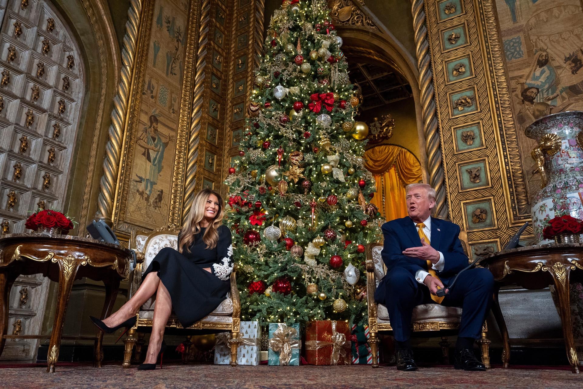 El presidente Donald Trump, acompañado por la primera dama Melania Trump, habla durante una llamada de la Operación Seguimiento de Santa Claus del Comando de Defensa Aeroespacial de América del Norte (NORAD) en su club Mar-a-Lago, el miércoles 24 de diciembre de 2025, en Palm Beach, Florida. (Foto AP/Alex Brandon)