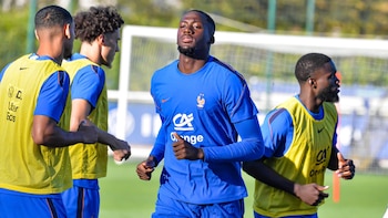 El central Ibrahima Konaté deja la concentración de Francia por una lesión en la rodilla derecha