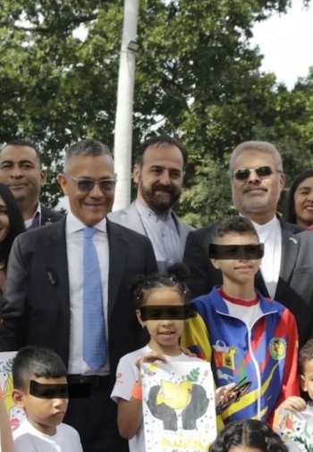 Mostafa Shanghaghi, arriba al centro,