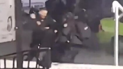 Video: salvaje pelea entre dos policías en la terminal de micros de Santa Fe