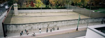 Visitantes caminan junto a los restos del Muro de Berlín en el sitio conmemorativo oficial del Muro en Bernauer Strasse