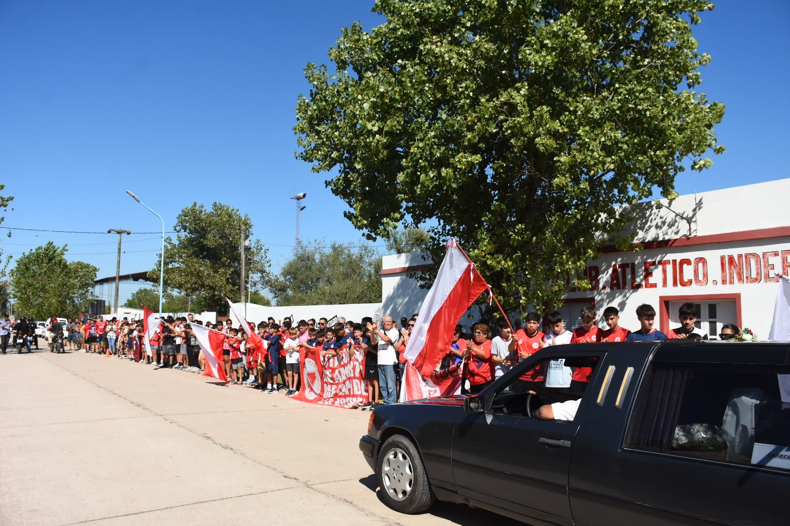 El cortejo fúnebre pasó por el Club Atlético Independiente, donde Ian jugaba al fútbo. Cientos de chicos y adolescentes se sumaron caminando hasta el Cementerio Municipal