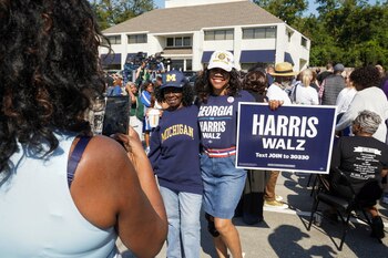 Simpatizantes de la candidata presidencial demócrata y vicepresidenta de EE.UU. Kamala Harris posan para una foto (REUTERS/Megan Varner)