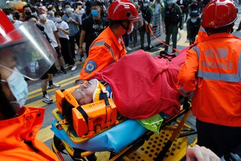 Traslado de un herido (Reuters)