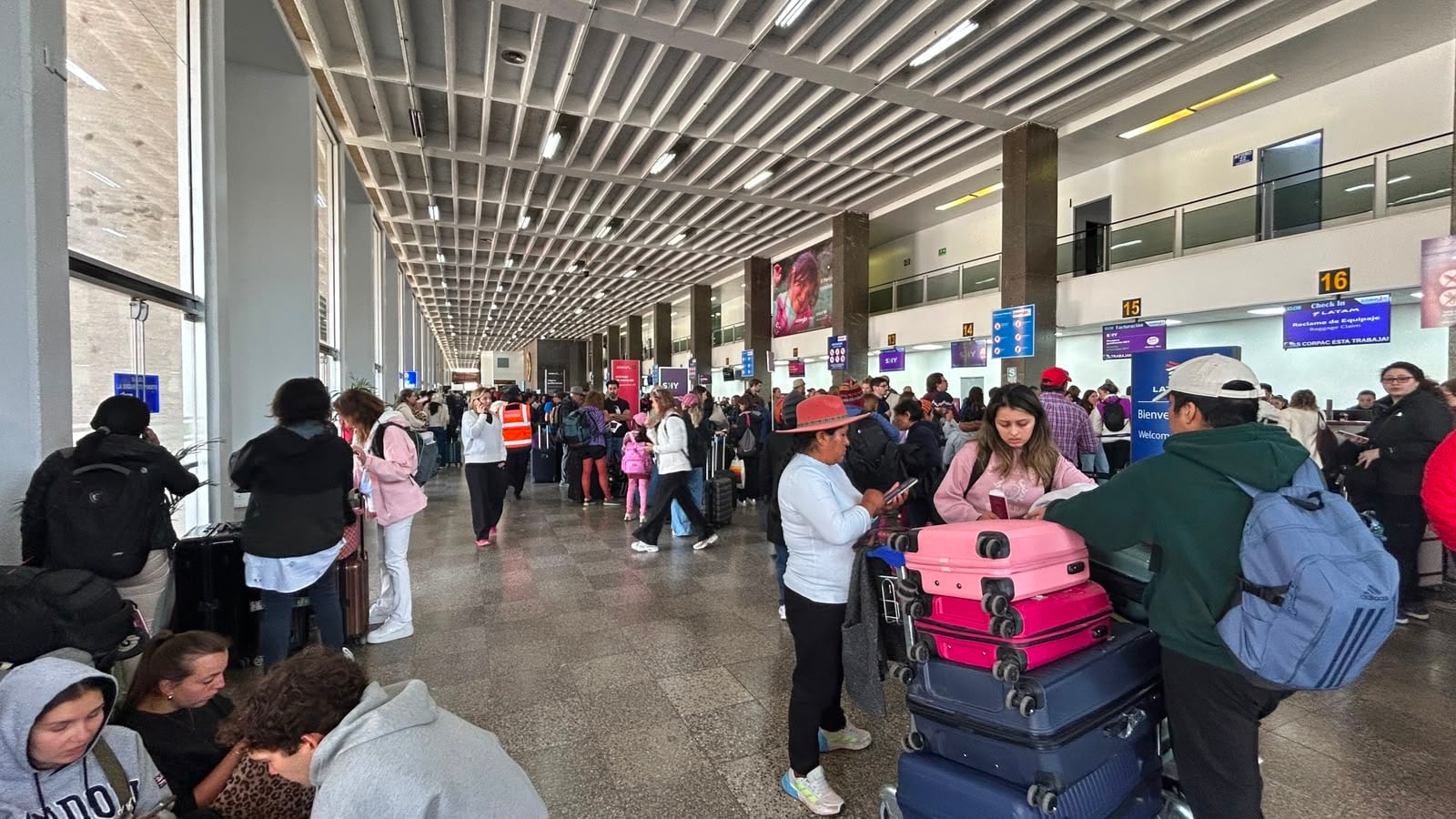 Cientos de pasajeros esperan información sobre sus vuelos en el aeropuerto de Cusco tras retrasos por trabajos de mantenimiento en la pista de aterrizaje el 14 de agosto. (Foto: Infobae Perú)