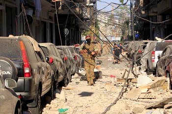 Un miembro de las fuerzas