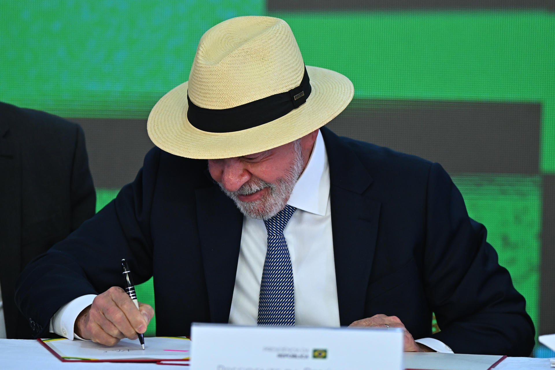 El presidente de Brasil, Luiz Inácio Lula da Silva, firma el documento (EFE/ Andre Borges)
