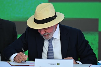 El presidente de Brasil, Luiz Inácio Lula da Silva, firma el documento (EFE/ Andre Borges)