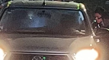 Vecinos reportaron que los cuerpos fueron arrojados desde una camioneta en movimiento. (X @AGNLosTuxtlas)