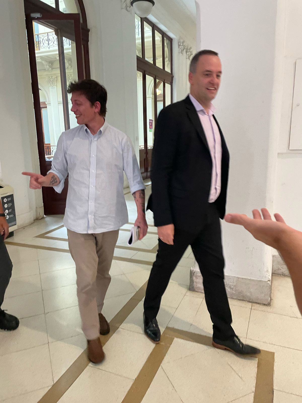 El asesor presidencial Santiago Caputo, junto al jefe de Gabinete, Manuel Adorni