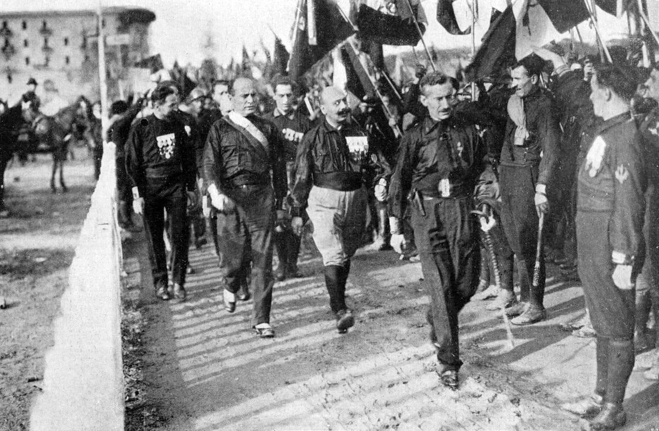 Mussolini desfila durante el Congreso fascista en Nápoles