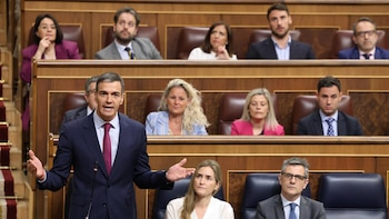 Sánchez da todo su apoyo a Zapatero y Feijóo pide su salida para que no siga "manchando" la Presidencia del Gobierno